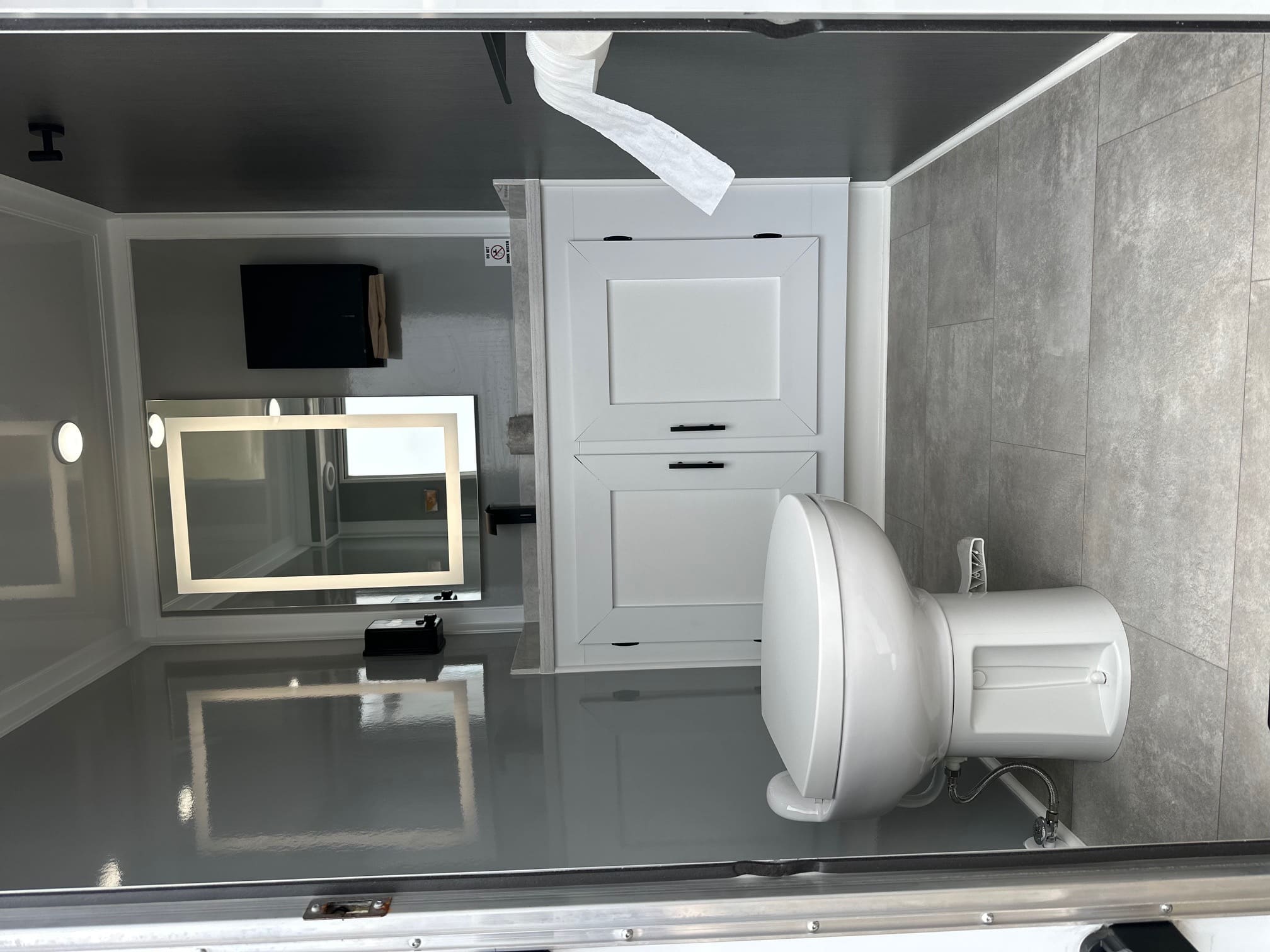 2 stall trailer interior